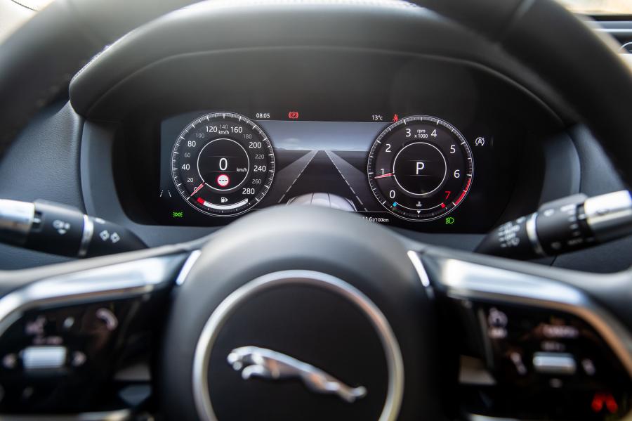 Панель приборов Jaguar XE L P250 HSE R-Dynamic 2019 года  (CN) (фото 11 из 31)